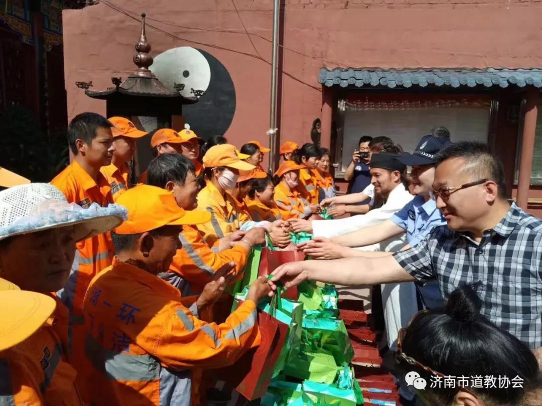 济南市道协及吕祖庙举行清风徐来清凉一夏慰问活动