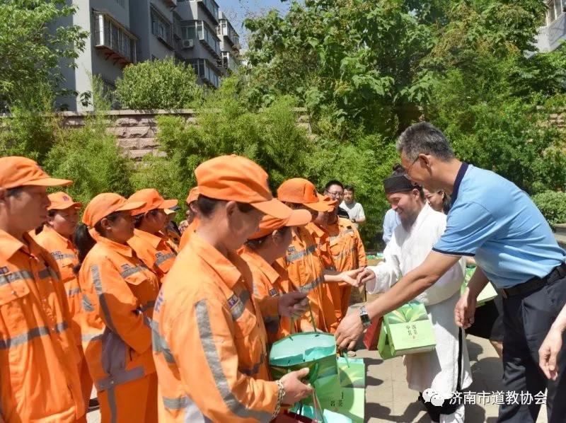 济南市道协及吕祖庙举行清风徐来清凉一夏慰问活动